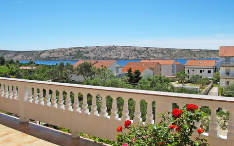 Matius: Eigentum, Grundeigentum, Wohngebiet, Gebäude, Balkon, Wohnung, Villa, Landschaft, Haus, Pflanze