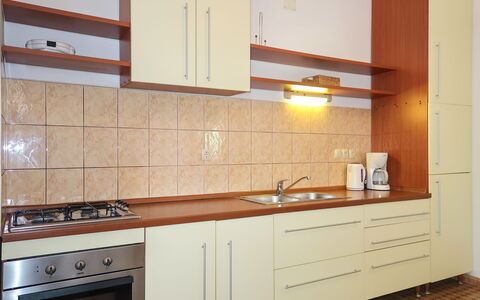 Andela: Cabinetry, Countertop, Gebäude, Eigentum, Sinken, Zapfhahn, Spüle, Küche, Holz, Herd