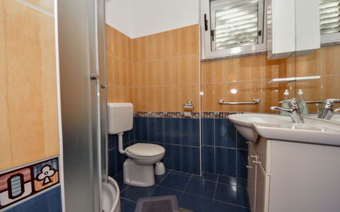 Ines: Braun, Sinken, Zapfhahn, Armatur, Spiegel, Bad Sink, Badezimmer, Lila, Interior Design, Badezimmerschrank