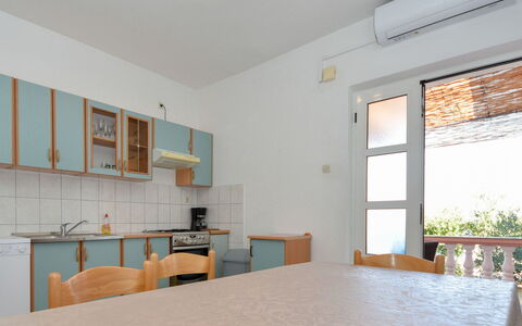 Ines: Eigentum, Tabelle, Möbel, Stuhl, Fenster, Cabinetry, Gebäude, Holz, Beleuchtung, Interior Design