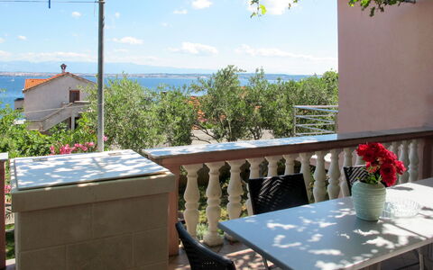 Ines: Eigentum, Zimmer, Grundeigentum, Haus, Wohnung, Gebäude, Balkon, Tabelle, Dach, Blumentopf