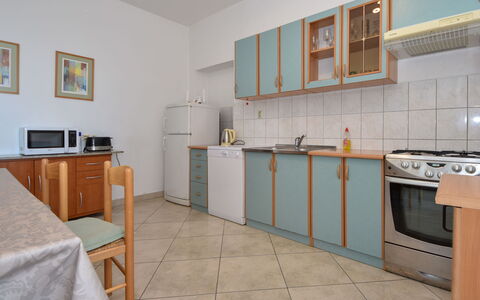 Ines: Cabinetry, Möbel, Spüle, Countertop, Gebäude, Sinken, Zapfhahn, Küchengerät, Herd, Holz