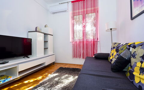 Ines: Eigentum, Dekoration, Fernsehen, Komfort, Lila, Fenster, Interior Design, Wohnzimmer, Fussboden, Holz