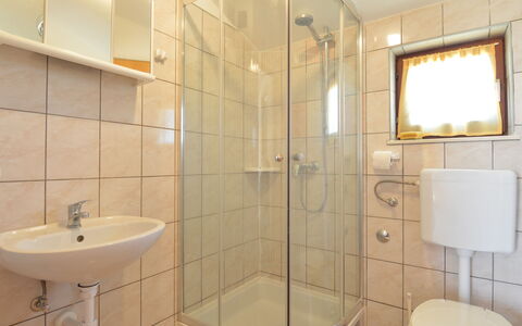 Basic: Armatur, Duschkopf, Badezimmer, Dusche, Sinken, Interior Design, Zapfhahn, Duschtür, Fussboden