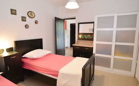 Lila: Möbel, Cabinetry, Komfort, Gebäude, Bilderrahmen, Holz, Tür, Bettrahmen, Beleuchtung, Interior Design