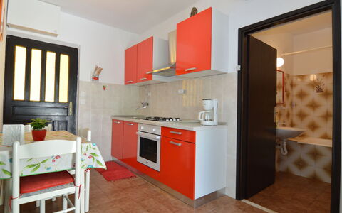 Lila: Cabinetry, Countertop, Möbel, Küche, Gebäude, Fenster, Sinken, Herd, Orange, Holz
