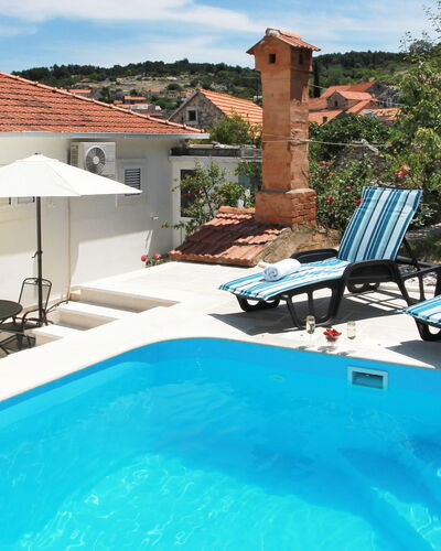 Edo: Schwimmbad, Eigentum, Resort, Gebäude, Urlaub, Grundeigentum, Sonnenliege, Haus, Freizeit, Villa