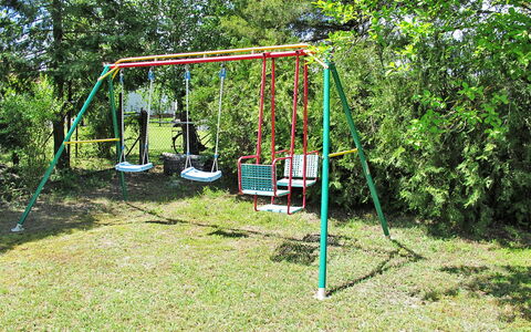Violett: Pflanze, Baum, Gras, Spielplatz, Schatten, Freizeit, Rutsche, Erholung, Spielmittel, Strauch