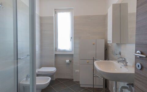 Madal (Grv399): Badezimmer, Eigentum, Zimmer, Fliese, Armatur, Fussboden, Grundeigentum, Die Architektur, Interior Design, Wand