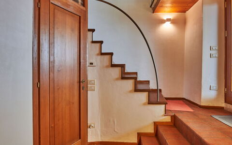 Braga 602: Braun, Gebäude, Treppe, Holz, Tür, Interior Design, Holzbeize, Farbe, Fussboden