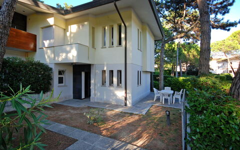 Villa Isolina: Pflanze, Gebäude, Eigentum, Himmel, Fenster, Baum, Haus, Grundstueck, Hütte