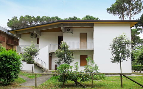 Villa Lucina: Pflanze, Gebäude, Himmel, Fenster, Baum, Haus, Grundstueck, Schatten, Wohngebiet