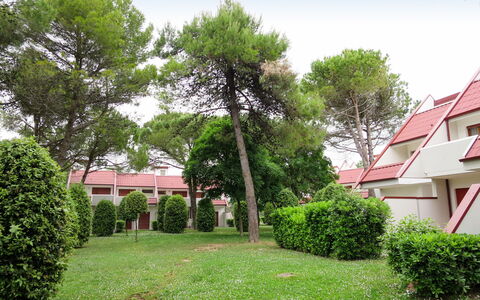 Villaggio Marina: Eigentum, Haus, Zuhause, Wohngebiet, Grün, Baum, Grundeigentum, Nachbarschaft, Gebäude, Die Architektur