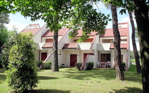 Villaggio Marina: Pflanze, Gebäude, Fenster, Baum, Himmel, Haus, Grundstueck, Urban Design, Nachbarschaft, Gras