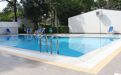 Villaggio Paradiso: Schwimmbad, Eigentum, Fliese, Freizeit, Freizeitzentrum, Grundeigentum, Gebäude, Haus, Rechteck, Die Architektur