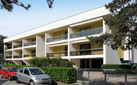 Bibione 621: Eigentum, Auto, Fahrzeug, Gebäude, Wohngebiet, Die Architektur, Haus, Grundeigentum, Wohnung, Fassade