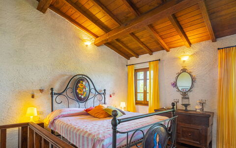 Vincio: Schlafzimmer, Bett, Zimmer, Möbel, Eigentum, Bettrahmen, Interior Design, Decke, Bettdecke, Gebäude