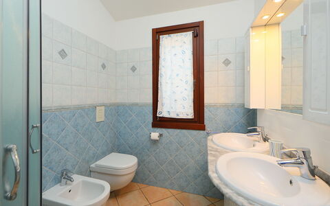 Ville San Pietro (Rei355): Badezimmer, Eigentum, Zimmer, Armatur, Interior Design, Fliese, Wand, Die Architektur, Bad Zubehör, Grundeigentum