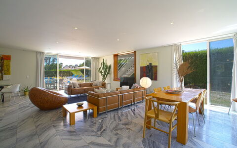 Villa Golf: Möbel, Tabelle, Eigentum, Pflanze, Couch, Blumentopf, Holz, Interior Design, Zimmerpflanze, Komfort