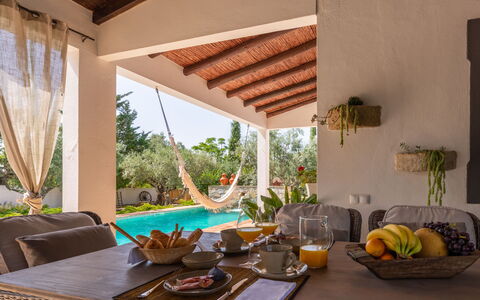 Quintal das Oliveiras: Eigentum, Gebäude, Pflanze, Tabelle, Möbel, Couch, Komfort, Schatten, Interior Design, Gartenmöbel