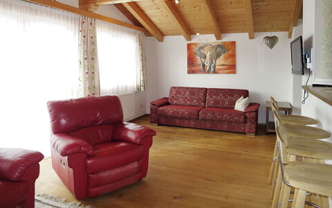 Nachbarbauer: Zimmer, Möbel, Eigentum, Wohnzimmer, Interior Design, Couch, Gebäude, Fussboden, Haus, Holzboden