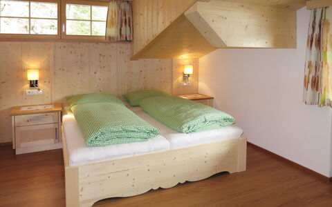 Nachbarbauer: Schlafzimmer, Bett, Möbel, Zimmer, Eigentum, Bettrahmen, Fussboden, Bettdecke, Decke, Holzboden