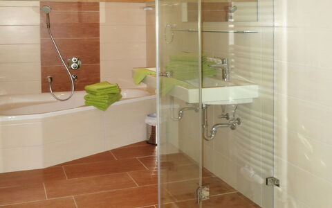 Nachbarbauer: Badezimmer, Zimmer, Fliese, Eigentum, Fussboden, Interior Design, Gebäude, Flooring, Decke, Haus