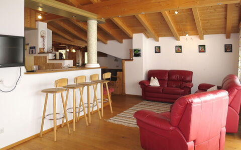 Nachbarbauer: Möbel, Eigentum, Couch, Holz, Flooring, Fussboden, Interior Design, Wohnzimmer, Laminatboden, Hartholz