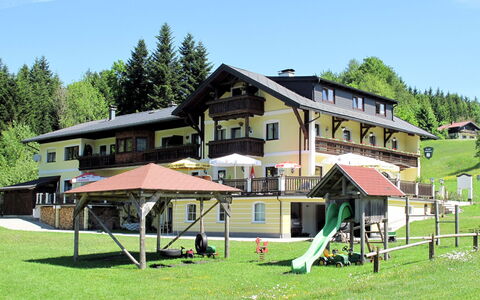 Mondsee 605: Himmel, Pflanze, Fenster, Gebäude, Baum, Schatten, Grundstueck, Haus, Freizeit, Gras