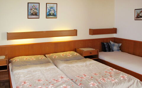 Mondsee 605: Zimmer, Interior Design, Eigentum, Wand, Textil, Fussboden, Bett, Linens, Schlafzimmer, Bedding