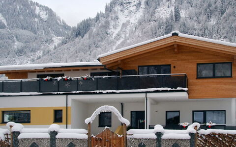 Ingrid: Schnee, Berg, Gebäude, Himmel, Fenster, Weiss, Haus, Steigung, Baum, Wolke
