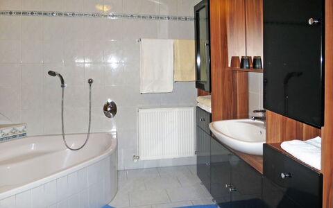 Kaprun 662: Zapfhahn, Armatur, Sinken, Eigentum, Badewanne, Badezimmer, Bad Sink, Interior Design, Beleuchtung, Dusche