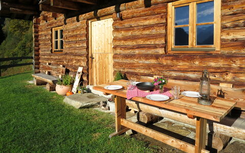 Sturmbachhütte: Pflanze, Gebäude, Fenster, Holz, Beleuchtung, Blumentopf, Interior Design, Gras, Schatten, Flooring