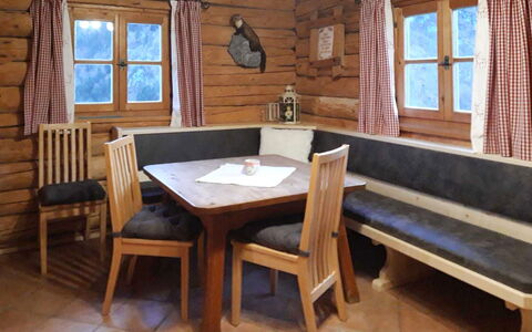 Sturmbachhütte: Eigentum, Zimmer, Möbel, Gebäude, Blockhaus, Tabelle, Hütte, Interior Design, Grundeigentum, Haus