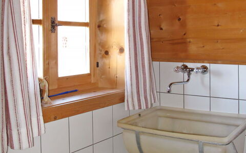 Sturmbachhütte: Zimmer, Eigentum, Badezimmer, Möbel, Interior Design, Gebäude, Fussboden, Die Architektur, Haus, Bett