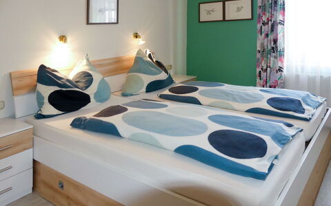 Stainer: Schlafzimmer, Bett, Bettdecke, Möbel, Zimmer, Matratze, Eigentum, Bedding, Bettrahmen, Interior Design