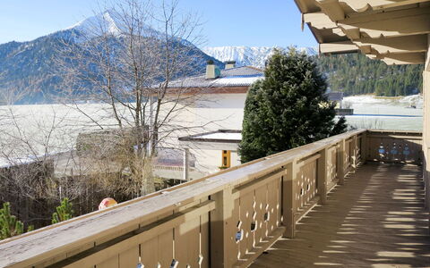 Achensee 603: Eigentum, Grundeigentum, Wand, Zuhause, Geländer, Leitplanke, Haus, Gebäude, Balkon, Baum