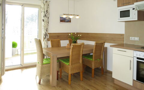 Wurm: Zimmer, Möbel, Eigentum, Fussboden, Holzboden, Küche, Esszimmer, Gebäude, Interior Design, Hartholz