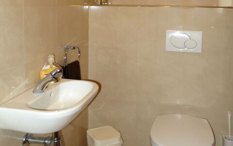 Wurm: Badezimmer, Eigentum, Fliese, Zimmer, Wand, Armatur, Fussboden, Toilette, Toilleten Sitz, Die Architektur