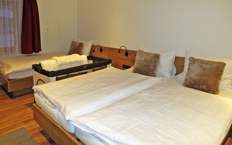 Apart Bergart: Schlafzimmer, Bett, Möbel, Zimmer, Eigentum, Bettrahmen, Matratze, Bettdecke, Bedding, Fussboden