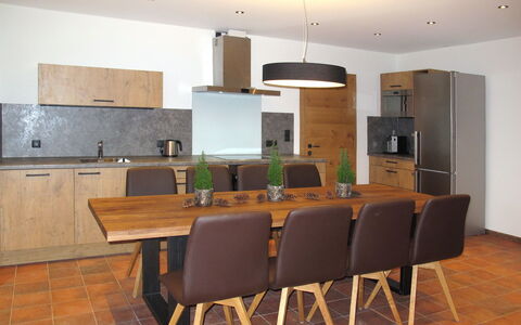 Apart Bergart: Tabelle, Möbel, Cabinetry, Stuhl, Gebäude, Countertop, Holz, Küche, Interior Design, Flooring