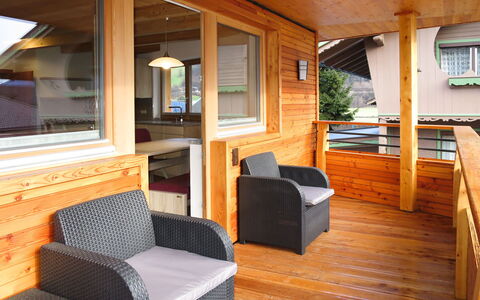 Nina: Zimmer, Eigentum, Gebäude, Möbel, Deck, Haus, Zuhause, Blockhaus, Hartholz, Holzbeize