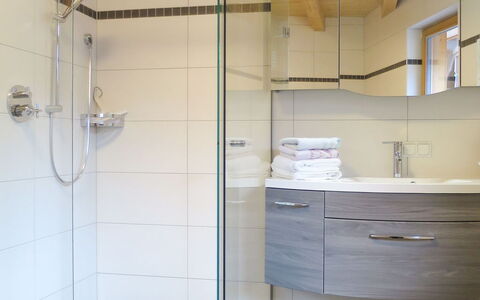 Nina: Zimmer, Fussboden, Wand, Fliese, Badezimmer, Decke, Die Architektur, Flooring, Gebäude, Haus