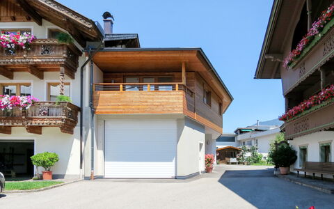 Nina: Himmel, Pflanze, Gebäude, Nachbarschaft, Freizeit, Haus, Urban Design, Wohngebiet, Blumentopf