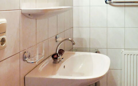 Kaltenbach 626: Badezimmer, Eigentum, Zimmer, Fliese, Zapfhahn, Sinken, Wand, Die Architektur, Armatur, Interior Design