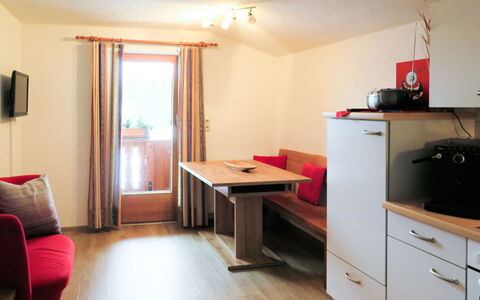Kaltenbach 626: Zimmer, Möbel, Eigentum, Fussboden, Gebäude, Interior Design, Haus, Hartholz, Wand, Tabelle