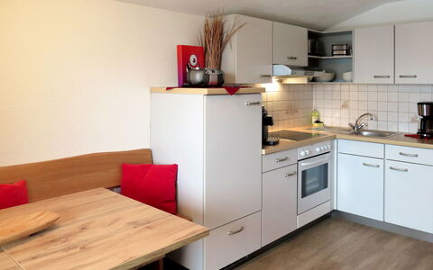 Kaltenbach 626: Zimmer, Eigentum, Möbel, Countertop, Küche, Interior Design, Cabinetry, Gebäude, Fussboden, Holzboden