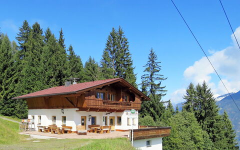 Kaltenbach 627: Himmel, Pflanze, Wolke, Gebäude, Fenster, Baum, Haus, Steigung, Lärche, Grundstueck