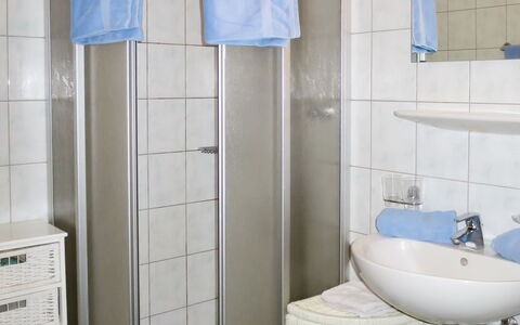 Kaltenbach 627: Badezimmer, Zimmer, Eigentum, Blau, Fliese, Bad Zubehör, Armatur, Wand, Interior Design, Fussboden