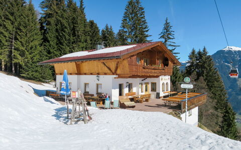 Kaltenbach 627: Himmel, Schnee, Eigentum, Baum, Berg, Fenster, Steigung, Haus, Gebäude, Pflanze